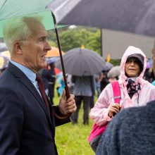 Šeimų sąjūdžio mitinge – ir Seimo nariai: protestuotojai piktinosi valdžios sprendimais