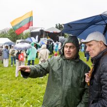 Šeimų sąjūdžio mitinge – ir Seimo nariai: protestuotojai piktinosi valdžios sprendimais