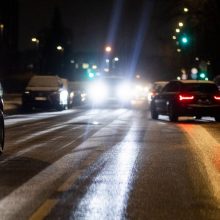Vairuotojai, būkite atidūs keliuose: naktį numatomas sniegas, lijundra