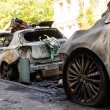 Ugniagesiai vos spėjo gesinti pleškančius automobilius: sostinėje siaučia piromanas?