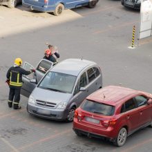 Ugniagesiai skubėjo į V. Krėvės prospektą: išvadavo automobilyje buvusį vaiką