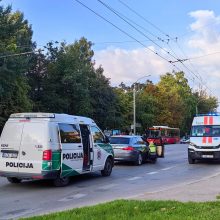 Vėl BMW, vėl stotelė: partrenktas pėsčiasis