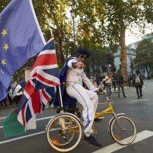 Londono gatves užkimšę demonstrantai reikalavo naujo balsavimo dėl „Brexit“