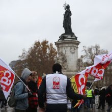Per „geltonųjų liemenių“ protestą Paryžiuje kilo riaušės