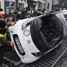 Per „geltonųjų liemenių“ protestą Paryžiuje kilo riaušės