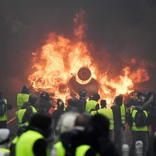 Per „geltonųjų liemenių“ protestą Paryžiuje kilo riaušės