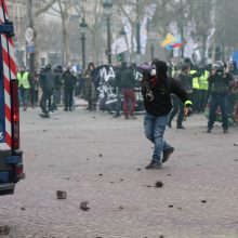 Per naujus „geltonųjų liemenių“ protestus kilo susirėmimų su policija