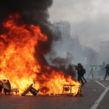 Per naujus „geltonųjų liemenių“ protestus kilo susirėmimų su policija