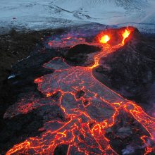 Islandijoje besiveržiantis ugnikalnis pradėjo lieti lavą iš trečio plyšio