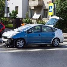 Masinė avarija Kaune: susidūrė trys automobiliai ir troleibusas, nukentėjo kūdikis