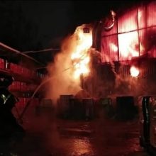 Rusija liepsnoja: didelis gaisras kilo prekybos centre, kuriame galėjo būti gaminami dronai