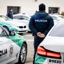Išpuolis prieš Kauno policiją: apgadinti komisariato kieme stovėję tarnybiniai automobiliai