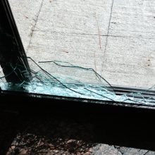 Panevėžyje moteris išdaužė savivaldybės durų stiklą