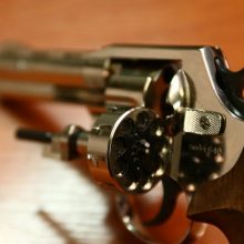 Mirusios moters garaže – medžioklinis šautuvas, revolveris ir šoviniai