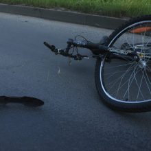 Tragedija Panevėžio rajone: policininko vairuojamas automobilis mirtinai sužalojo dviratininką