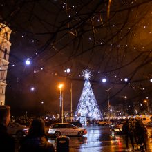 Vilniečiai nepaisė prašymo eglės įžiebimą stebėti namuose: minios suplūdo į Katedros aikštę