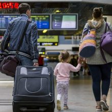 Braižo tendencijas: iš emigracijos grįžtančius lietuvius vietiniai pasitinka kone su šakėmis