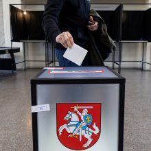 Per rinkimus – keiksmai ir grasinimai: vienas rinkėjas dėl girtumo vos pastovėjo ant kojų