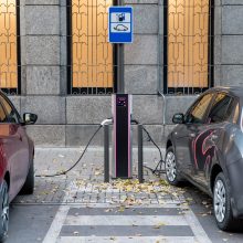 Elektromobilių stotelėse – pokyčiai: laikinai trumpinamas įkrovimo laikas