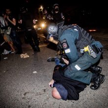Per riaušes prie Seimo sužalotam policininkui darbovietė sumokėjo apie 25 tūkst. eurų