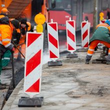 Gatvės išardytos, o darbininkų nesimato: kodėl taip yra?