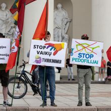 Celofanas ir jo sekėjai pyktį nukreipė į LGBTIQ eitynes: „Pyd****, eikit na****“