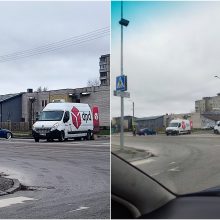 Pastojo kelią siuntų mikroautobusui: avarija užblokavo eismą Baltijos g. 