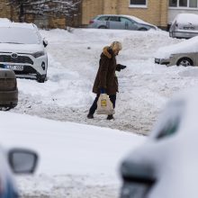 Kelininkai atkerta kritikams: esant tokioms sąlygoms įprasti kelių valymo terminai negalioja