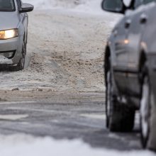 Kelininkai atkerta kritikams: esant tokioms sąlygoms įprasti kelių valymo terminai negalioja