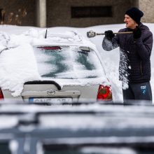 Kelininkai atkerta kritikams: esant tokioms sąlygoms įprasti kelių valymo terminai negalioja