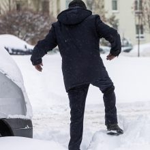 Kelininkai atkerta kritikams: esant tokioms sąlygoms įprasti kelių valymo terminai negalioja