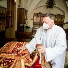 Pareigos: kaskart prieš šv.Mišias Rokas Albertas paruošia liturginius kunigo drabužius.