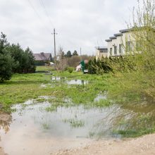 Romainių gyventojai stveriasi už galvų: gatvės virto upėmis, kiemai – ežerais