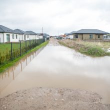 Romainių gyventojai stveriasi už galvų: gatvės virto upėmis, kiemai – ežerais