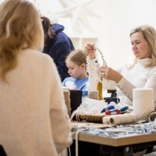 Į dirbtuves miestiečius atviliojo noras sukurti mažą Kalėdų stebuklą: iš mazgų pynė angelus