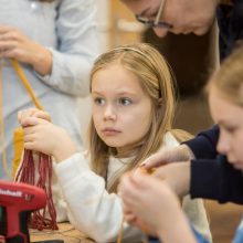 Į dirbtuves miestiečius atviliojo noras sukurti mažą Kalėdų stebuklą: iš mazgų pynė angelus