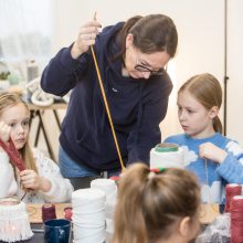 Į dirbtuves miestiečius atviliojo noras sukurti mažą Kalėdų stebuklą: iš mazgų pynė angelus