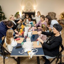 Į dirbtuves miestiečius atviliojo noras sukurti mažą Kalėdų stebuklą: iš mazgų pynė angelus