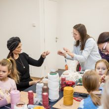 Į dirbtuves miestiečius atviliojo noras sukurti mažą Kalėdų stebuklą: iš mazgų pynė angelus