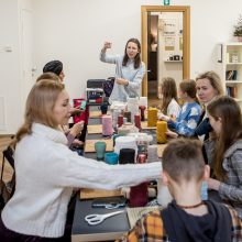 Į dirbtuves miestiečius atviliojo noras sukurti mažą Kalėdų stebuklą: iš mazgų pynė angelus