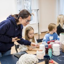 Į dirbtuves miestiečius atviliojo noras sukurti mažą Kalėdų stebuklą: iš mazgų pynė angelus