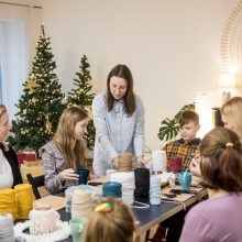 Į dirbtuves miestiečius atviliojo noras sukurti mažą Kalėdų stebuklą: iš mazgų pynė angelus