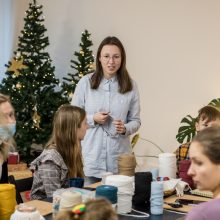 Į dirbtuves miestiečius atviliojo noras sukurti mažą Kalėdų stebuklą: iš mazgų pynė angelus