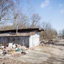 Pašalinus garažus – kalnai šiukšlių: iki nelaimės – vos keli žingsniai?