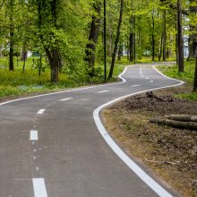 Dviračių takas Ąžuolyne: vieniems primena automagistralę, kitiems – pakilimo taką 