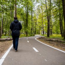 Dviračių takas Ąžuolyne: vieniems primena automagistralę, kitiems – pakilimo taką 