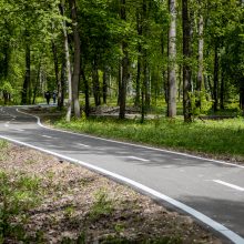 Dviračių takas Ąžuolyne: vieniems primena automagistralę, kitiems – pakilimo taką 