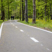 Dviračių takas Ąžuolyne: vieniems primena automagistralę, kitiems – pakilimo taką 