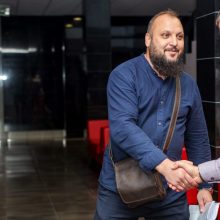Kalinių prižiūrėtojas išlindo pro grotų tarpą: pačiam kalėti neteks, bet suplonės piniginė