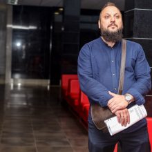 Kalinių prižiūrėtojas išlindo pro grotų tarpą: pačiam kalėti neteks, bet suplonės piniginė